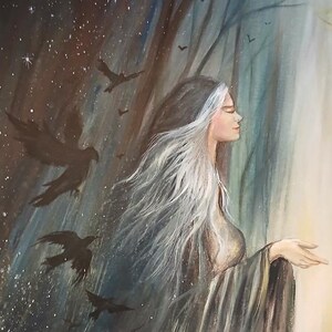 Puede incluir: Una pintura et&eacute;rea representa a una mujer con cabello blanco y largo y una larga t&uacute;nica oscura, sobre un cielo nocturno estrellado con una luna creciente. Cuervos silueteados vuelan por la escena, evocando una atm&oacute;sfera m&iacute;stica. El sitio web Magicpaintings.com es visible.