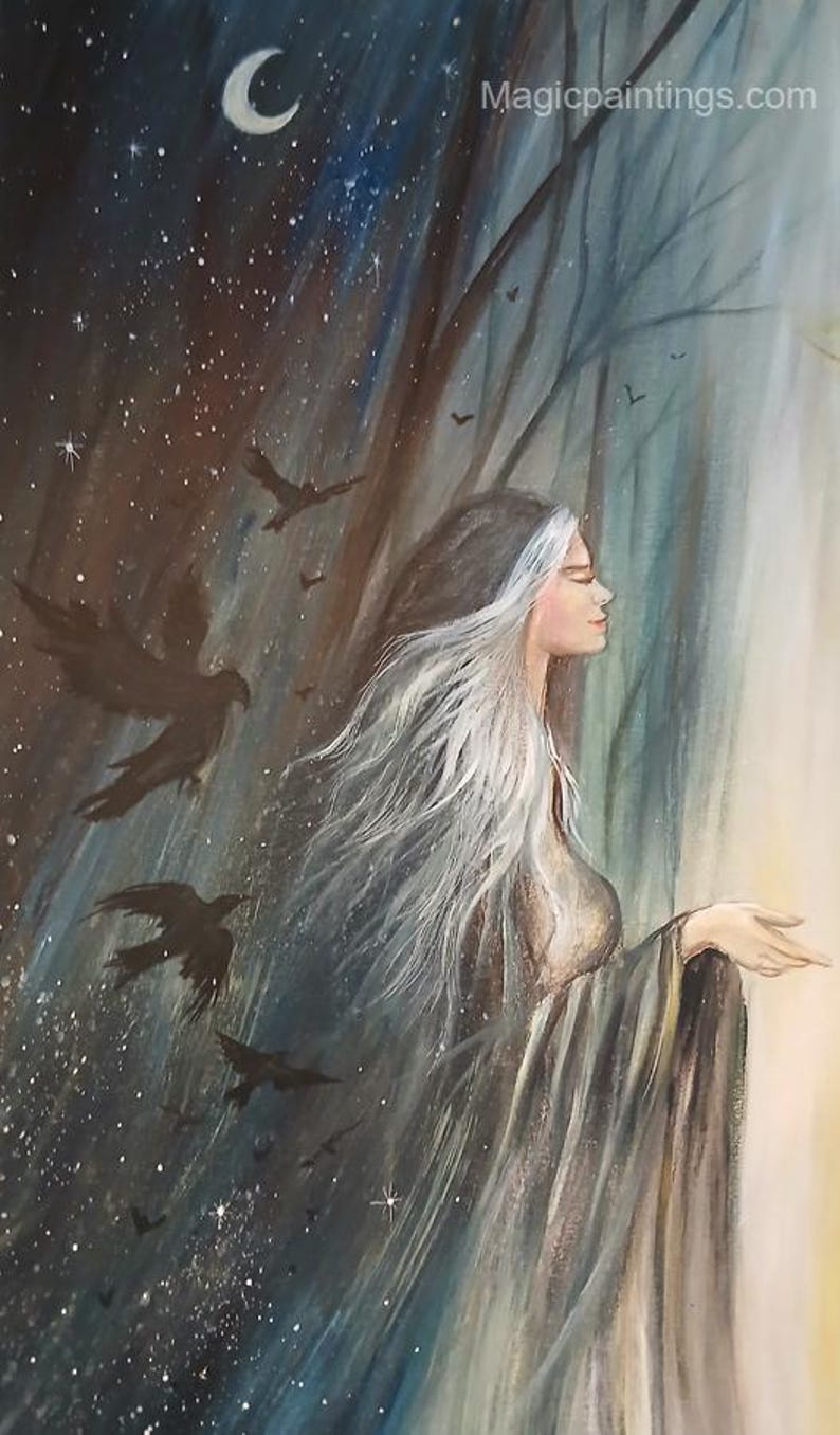 Puede incluir: Una pintura et&eacute;rea representa a una mujer con cabello blanco y largo y una larga t&uacute;nica oscura, sobre un cielo nocturno estrellado con una luna creciente. Cuervos silueteados vuelan por la escena, evocando una atm&oacute;sfera m&iacute;stica. El sitio web Magicpaintings.com es visible.