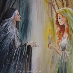 Puede incluir: Una pintura et&eacute;rea representa a dos mujeres con vestidos fluidos. Una, con una capa oscura, se enfrenta a otra con un vestido verde, que sostiene una vela encendida. La obra de arte, con un tema m&iacute;stico, se desarrolla sobre un fondo de &aacute;rboles y luz suave.
