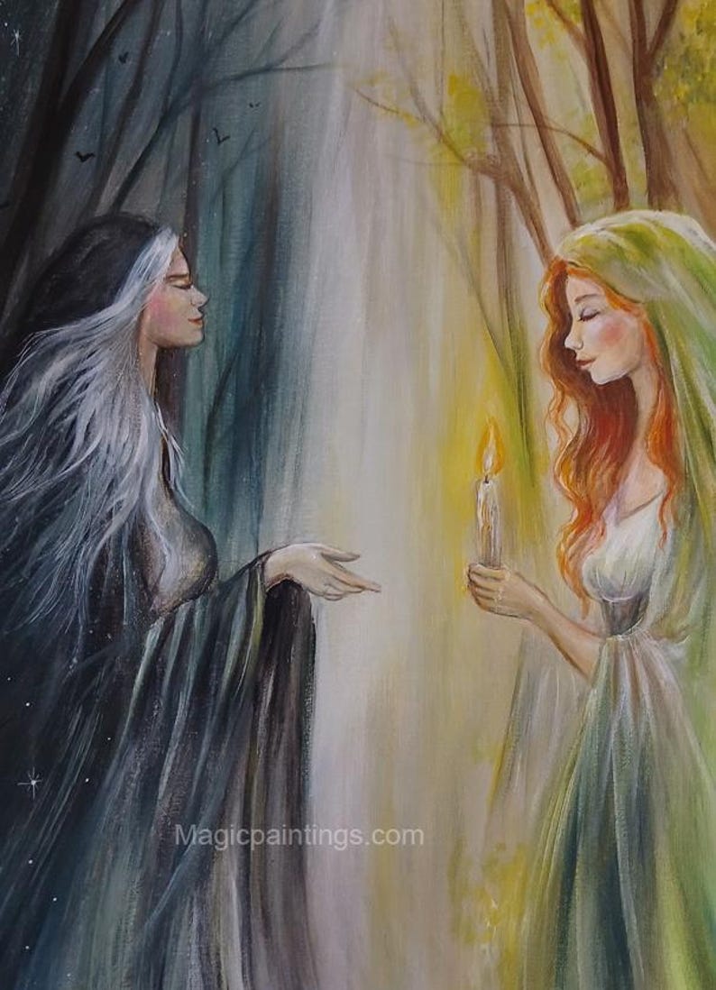 Puede incluir: Una pintura et&eacute;rea representa a dos mujeres con vestidos fluidos. Una, con una capa oscura, se enfrenta a otra con un vestido verde, que sostiene una vela encendida. La obra de arte, con un tema m&iacute;stico, se desarrolla sobre un fondo de &aacute;rboles y luz suave.