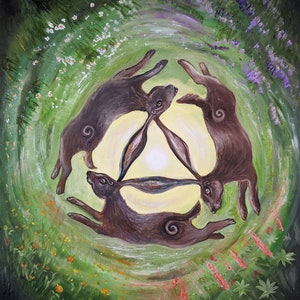 Può includere: Dipinto a olio raffigurante tre lepri marroni disposte in cerchio, con le orecchie che formano un triangolo attorno a una luce centrale. L'opera è ambientata in un paesaggio verde e floreale, con la firma dell'artista in basso a destra.