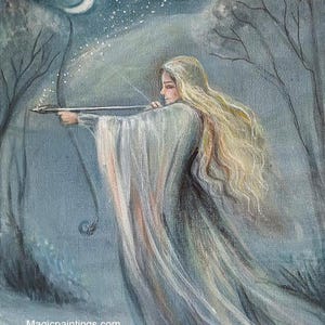 Pode incluir: Uma pintura etérea retrata uma figura com longos cabelos loiros mirando um arco e flecha sob uma lua crescente e um céu estrelado. A figura veste uma túnica branca fluida, contra um fundo de árvores de inverno e uma paisagem de tons azuis.