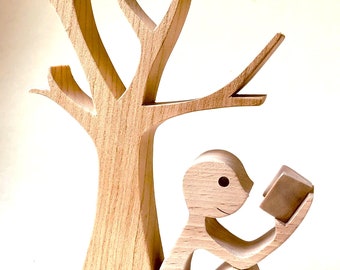 un hombre un libro un árbol; escultura de madera original 2virgule5d