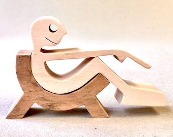 Relax Max Scroll-Holzskulptur
