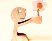 un garçon offre une fleur ; sculpture bois originale 2virgule5d