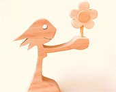 une femme offre une fleur ; sculpture bois originale 2virgule5d