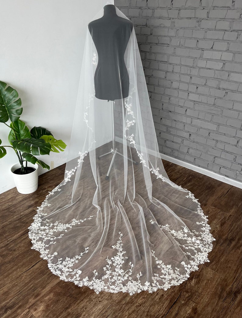 veil2 tier with lace