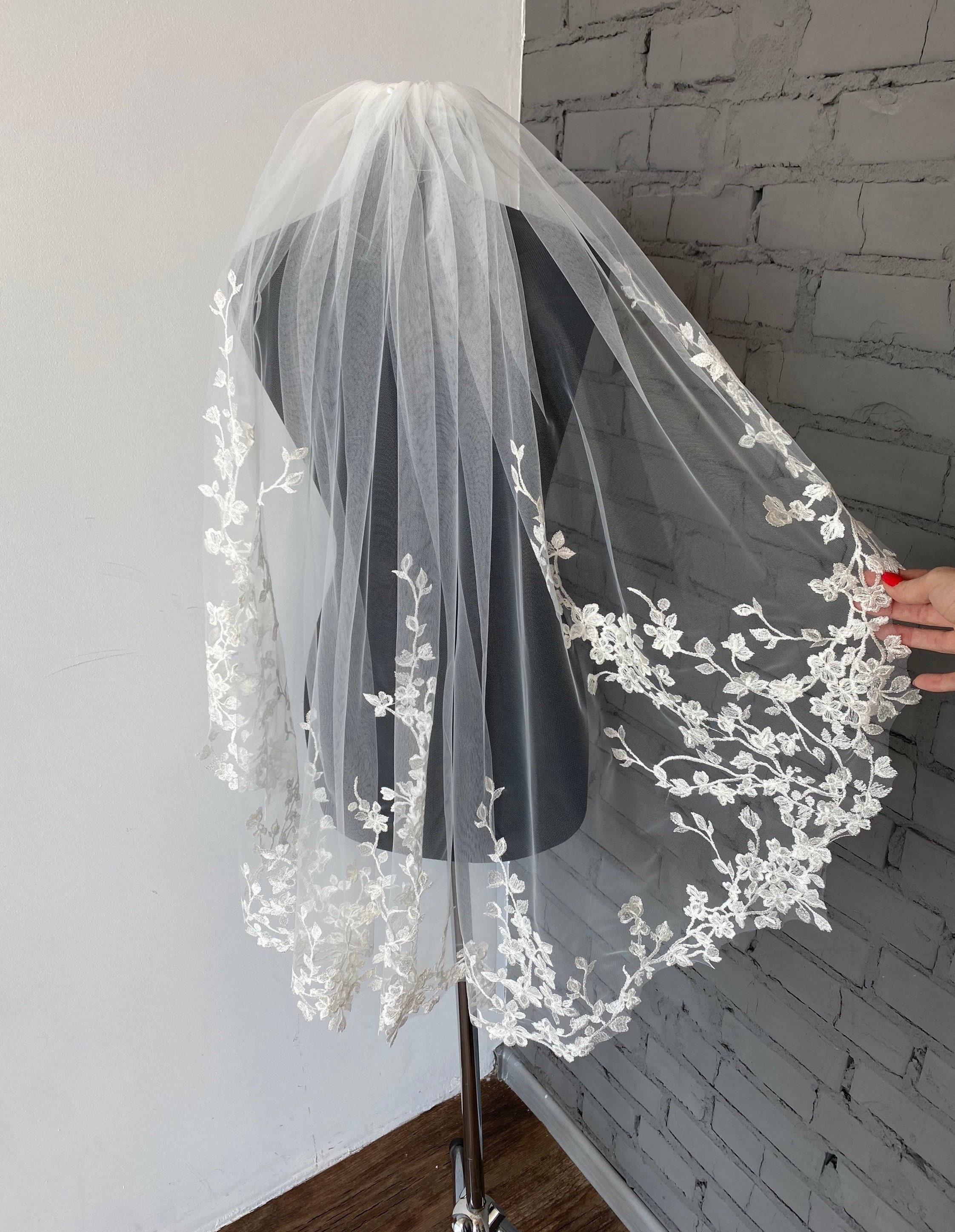  Heread Short Bride Wedding Veil with Butterflies Fingertip  Length Sparkly Bridal Tulle Veils Hair Accessoies with Comb (White) :  Clothing, Shoes & Jewelry
