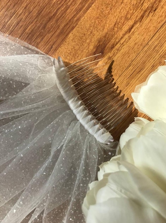 GLITTERY IVORY VEIL Unsutuo 1 Tier Glitter Wedding Veil Fingertip Length  main image 3