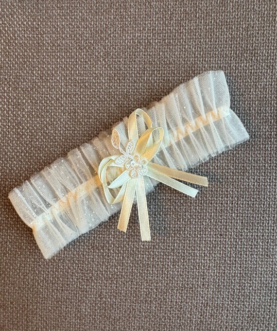 Jarretière de la Mariée en Voile, Satin Ivoire et Petit noeud avec Perle cirée de 7mm, 18cm x 7cm