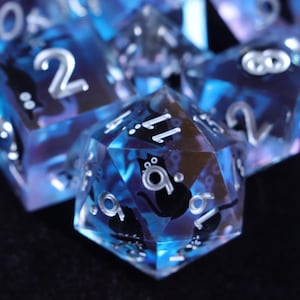 Svarta kattens hartstärningar, RPG-tärningsset, DM-presenter, nördiga presenter, Dungeons and Dragons, handgjorda polyedriska tärningar