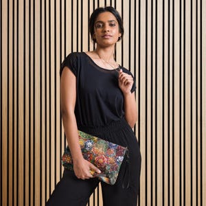 Bolso bandolera estampado "Captivated" con diseño original, bolso de moda estampado con correa para la muñeca y bandolera.