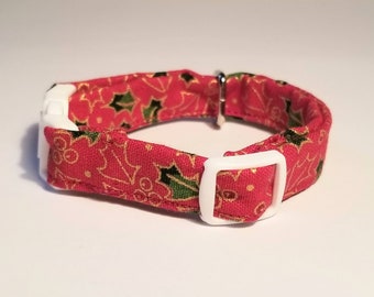 Collar navideño para gato: estampado de acebo rojo, hebilla de seguridad con cierre de seguridad.