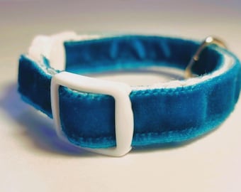 Collier pour chat en velours bleu sarcelle, boucle de sécurité amovible faite main, cadeau mignon pour animal de compagnie