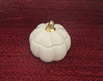 Harvest Gatheringz: 10 oz Scented All Natural Beeswax Coco Creme Candle with Wood Wick in a white ceramic pumpkin with a lid