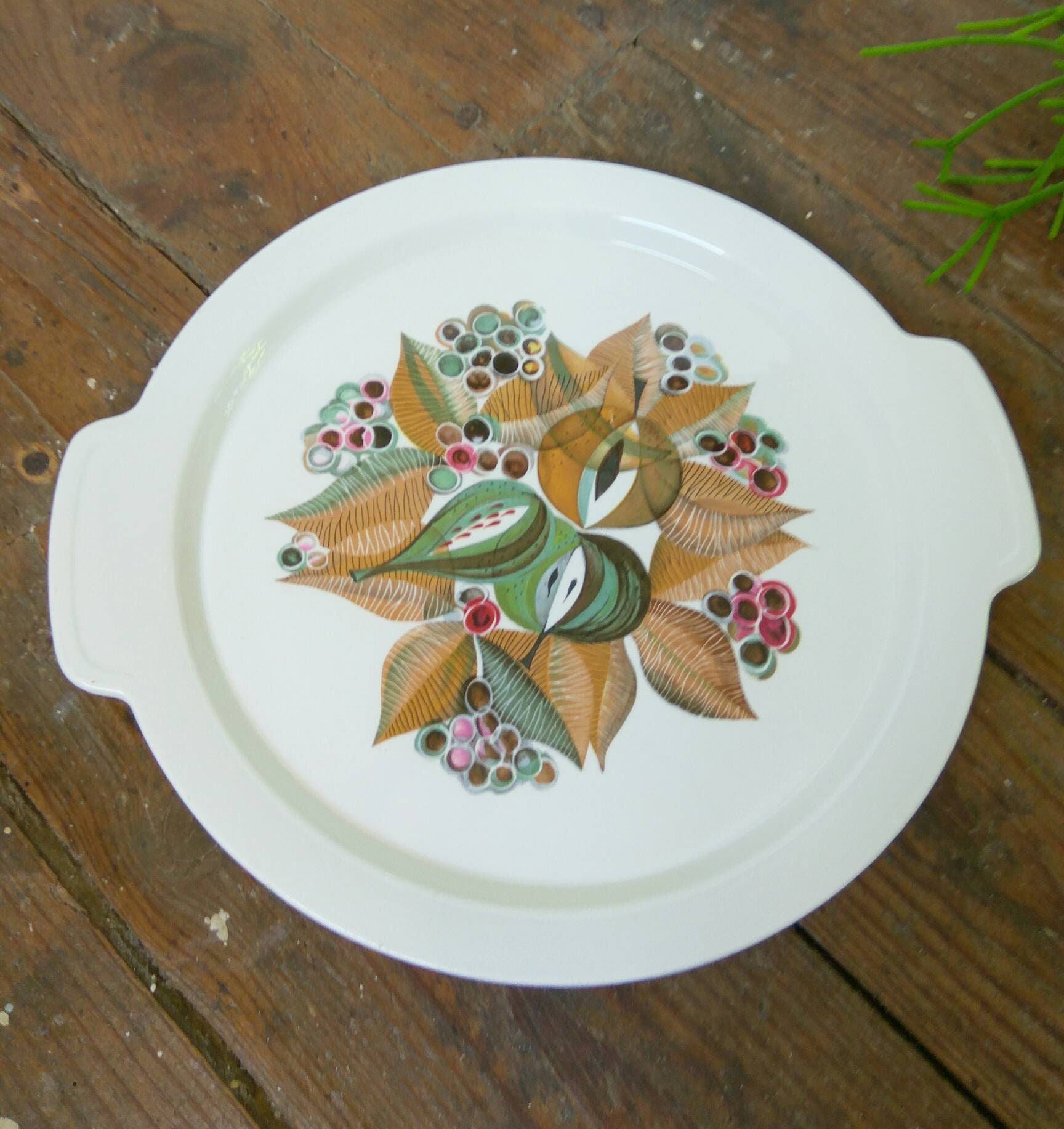 Une Assiette Français Gâteau Du Milieu Siècle ou Un Plateau de Service.