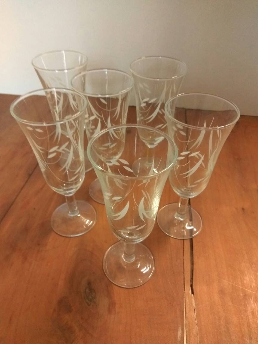 Six Flûtes Français de Champagne. Lunettes Gravées Des Années 50.