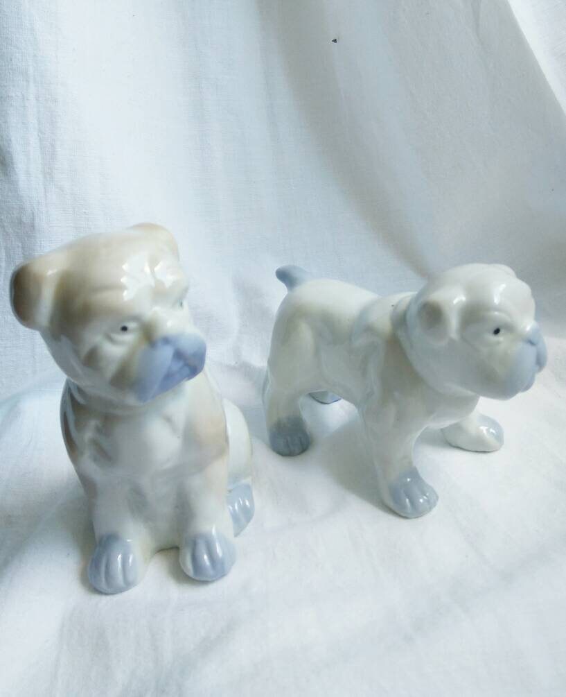 Bouledogues Vintage Mignons. Ornements de La Chine.