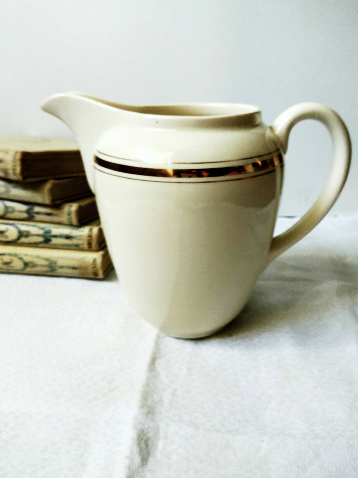 Vintage Villeroy et Boch Pichet ou Cruche. Une Cruche de Crème Lait Doré d'un Litre. Style Du Milieu