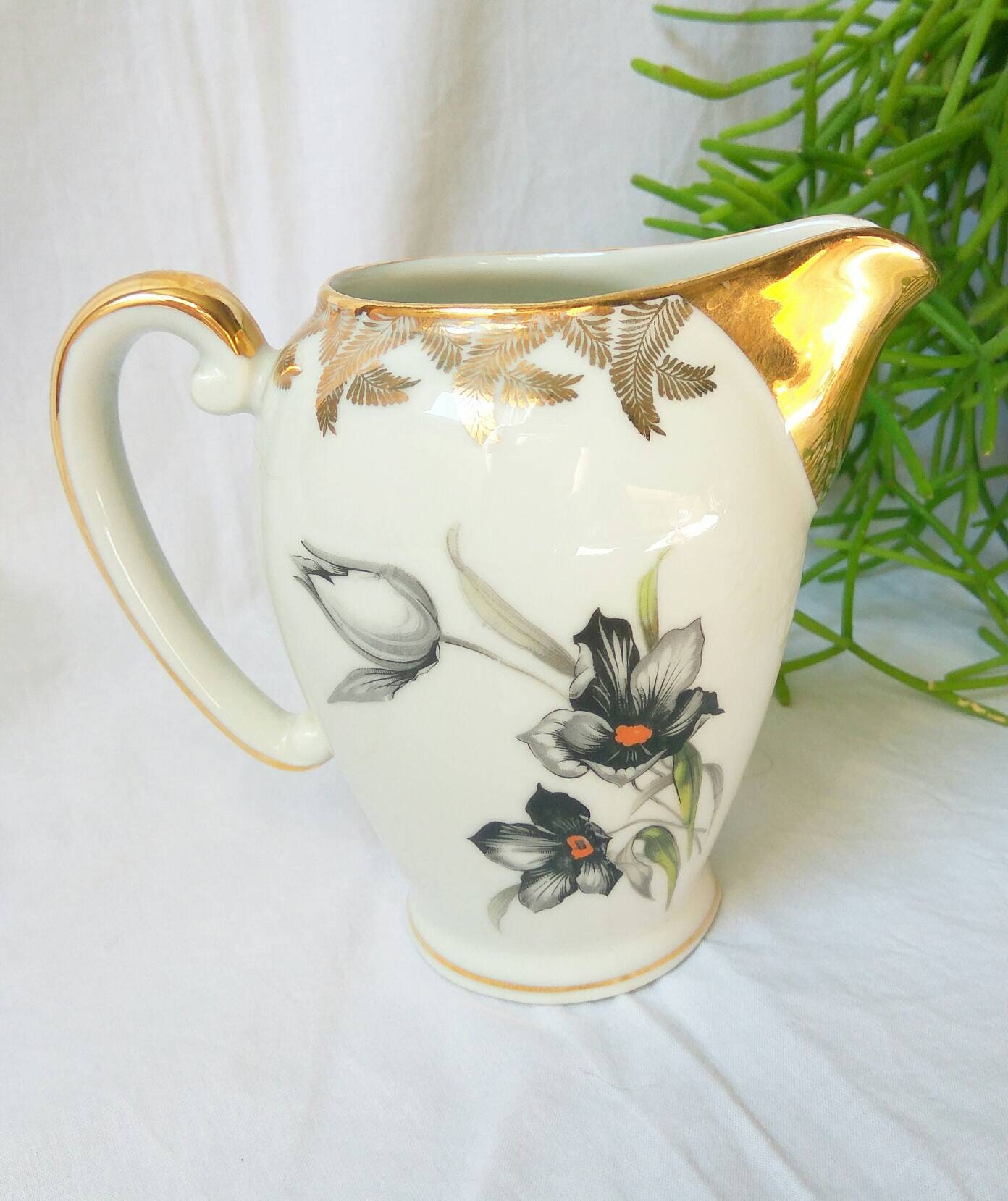 Crème Français Limoges ou Cruche Au Lait. Garniture Noire de Tulipe et d'or.