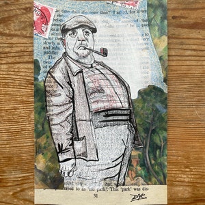 Op de afbeelding: Een zwart-witte illustratie van een man met een pijp in zijn mond, die een geruit overhemd en een pet draagt. De illustratie is op een achtergrond van tekst en een landschap in aquarelstijl.