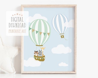 以下が含まれることがあります： 緑と白のストライプの熱気球の中に、トラ、サイ、キリンが乗っているプリント可能なウォールアート。気球は白い雲のある青い空を飛んでおり、背景にはもう1つの青と白のストライプの熱気球があります。
