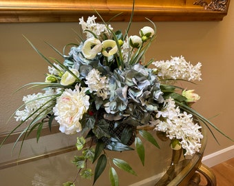 Arreglo floral de seda con hortensias azules y lilas blancas / Centro de mesa floral artificial para mesa de comedor o entrada / Arreglo rústico