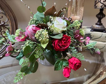 Centro de mesa con rosas artificiales, arreglo de rosas rojas y proteas