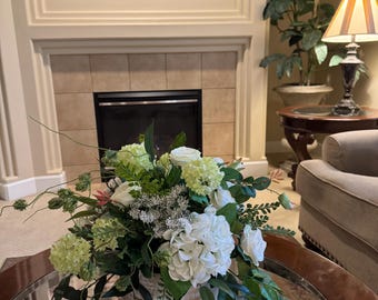 Centro de mesa de hortensias artificiales: arreglo floral blanco y verde