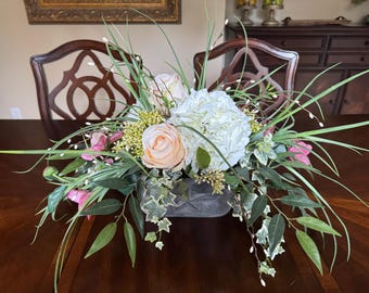 Arreglo floral artificial estilo cottage garden: centro de mesa con hortensias, rosas y hiedra (recipiente galvanizado)