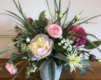 Arreglo floral de seda inspirado en el jardín con peonías, dalias y flores silvestres: centro de mesa con flores artificiales para la mesa del comedor, la entrada o como regalo.