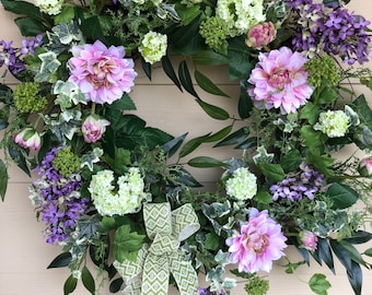 Corona floral primavera-verano con lilas moradas, dalias rosas y hortensias – Decoración de puerta de jardín estilo cabaña de 60 cm