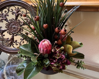 Arreglo floral de protea: Centro de mesa moderno de imitación en cuenco gris