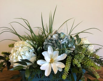 Centro de mesa con flores de granja en azul y blanco, centro de mesa con magnolia, centro de mesa con flores de hortensias en azul y blanco, centro de mesa con hortensias grandes, decoración rústica de mesa