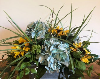 Arreglo floral de estilo rústico veraniego: hortensias y girasoles en cubo galvanizado, decoración rústica de verano, centro de mesa rústico.
