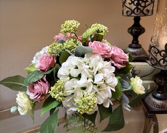 Arreglo floral artificial de hortensias y rosas, centro de mesa rosa y blanco.