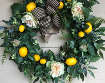 Corona de limones para puerta de entrada: corona de verano de 63 cm con peonías y vegetación, decoración primaveral en amarillo brillante para el porche o el hogar.