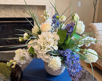 Arreglo floral de hortensias artificiales azules, lilas y blancas, centro de mesa para el comedor