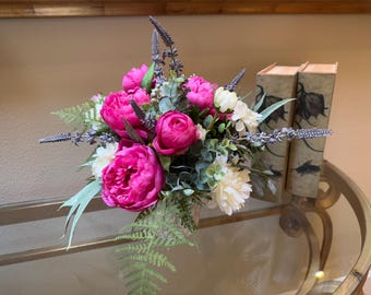 Arreglo floral de peonías artificiales: rosa intenso, blanco y lavanda en maceta de terracota.