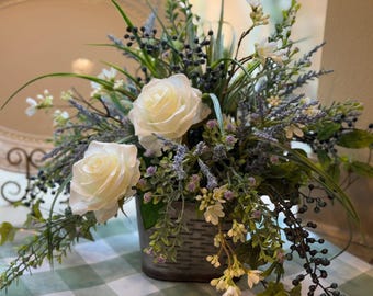 Arreglo de jardín campestre, arreglo artificial, arreglo floral para mesa de comedor, arreglo de lavanda y astilbe, centro de mesa primaveral