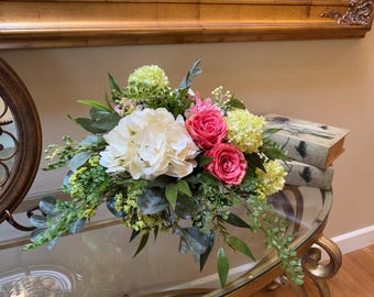 Centro de mesa con rosas y hortensias estilo francés: elegante arreglo floral artificial