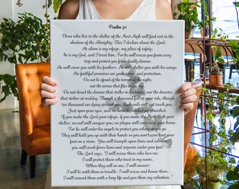 Puede incluir: Una impresión en lienzo blanco con un texto superpuesto en negro y gris. El texto es un pasaje del Salmo 91 de la Biblia, que habla de encontrar refugio y protección en Dios. El texto está centrado en el lienzo y está rodeado por un borde blanco.