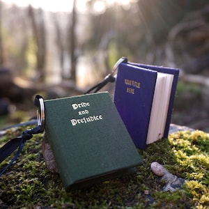 Mini livre personnalisé - Ajoutez votre propre titre - Cadeau pour les amateurs de lecture Porte-clés petit petit porte-clés personnalisé