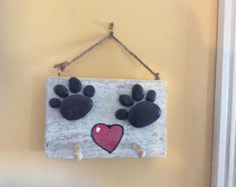 Pet leash hanger