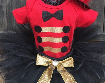 Zainspirowany filmem „Król rozrywki” Zestaw urodzinowy Ring Master Tutu, Tutu, koszula i spinka do kapelusza w miniaturze