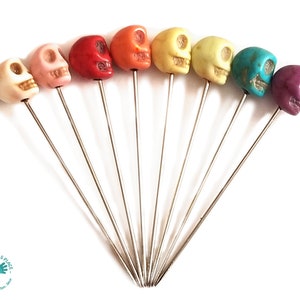 Alfileres de costura con forma de calavera de piedra de color / Alfileres decorativos hechos a mano / Lindo alfiler para acolchado, alfiler para álbumes de recortes, alfiler de mapa, encaje / regalo, alfiletero de Halloween