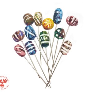Alfileres hechos a mano de arcilla de colores. Pasadores rectos decorativos al estilo de máscara africana. Acerico. Vibraciones africanas para tu proyecto Needle. Alfiler para acolchar