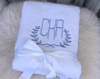 Toalla con monograma para bautizo