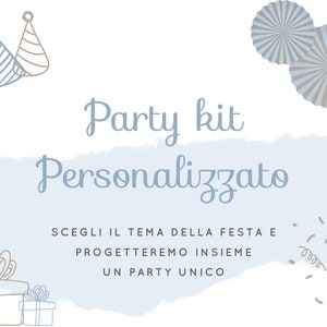 以下が含まれることがあります： 青と白の水彩画の背景に、青い文字で「Party kit Personalizzato」と書かれています。黒い文字で「SCEGLI IL TEMA DELLA FESTA E PROGETTEREMO INSIEME UN PARTY UNICO」と書かれています。画像には、パーティーハット、紙吹雪、ギフトボックスのイラストも含まれています。