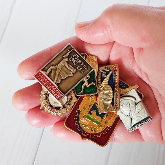 Soviet enamel pin Old russian badge Soviet propag… - image 3